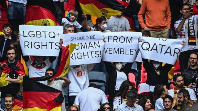 لافتات تُطالب قطر بحرية "المثليين"