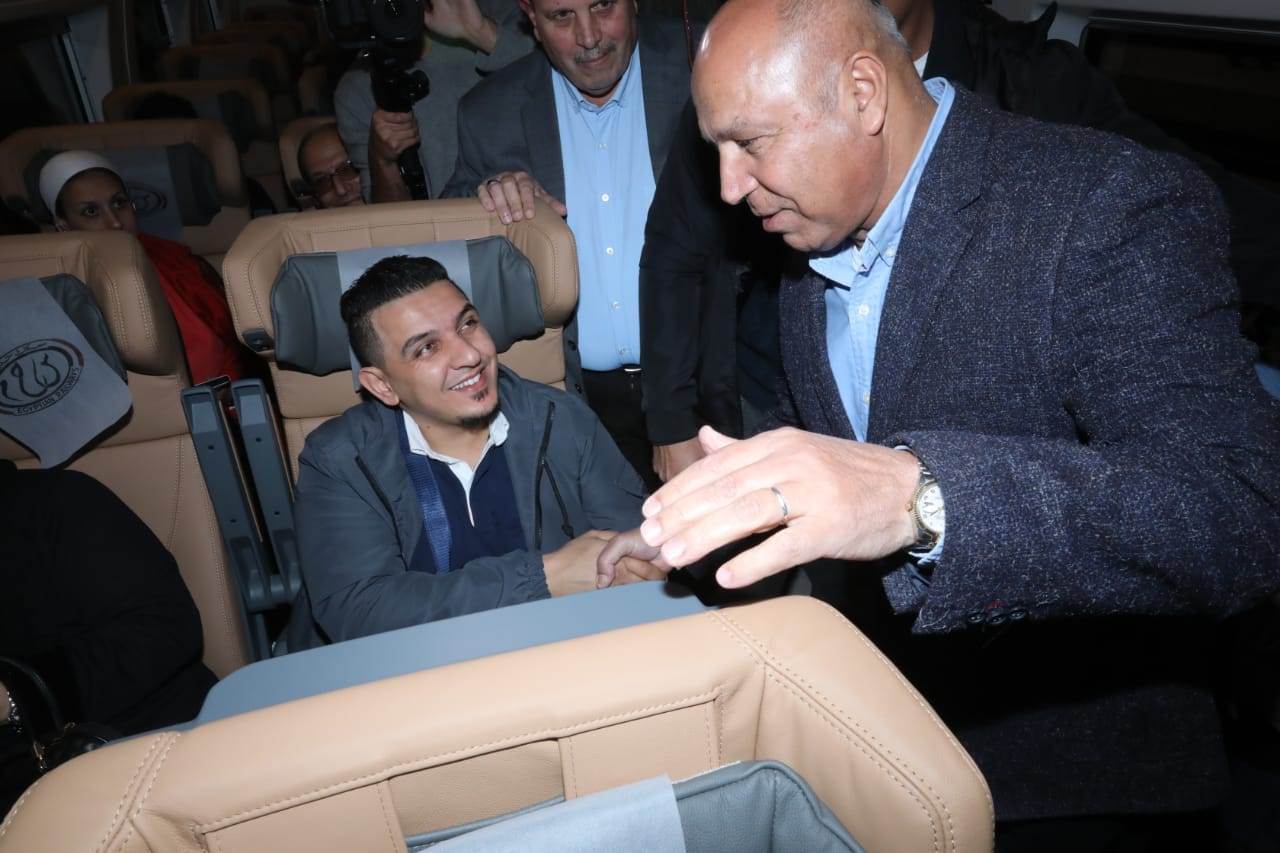حوار باسم بين الوزير وأحد الركاب في أول رحلة للقطار تالجو