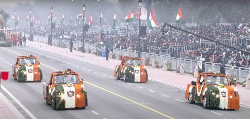 عربات هندية تلتفح العلم