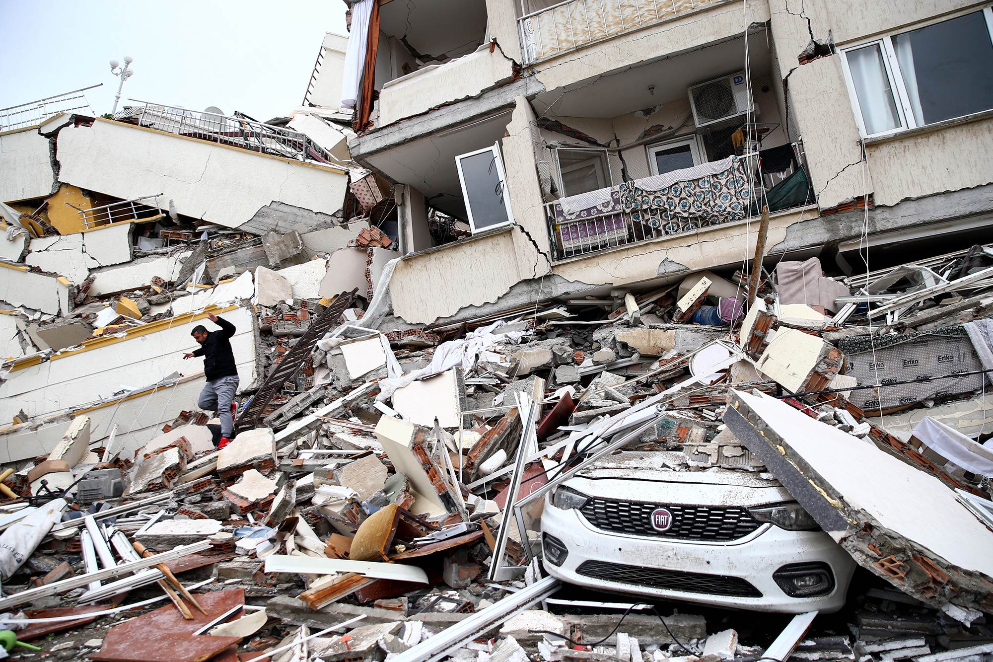 مبان منهارة وسيارة مدمرة بمنطقة إسكندرونة في هاتاي التركية