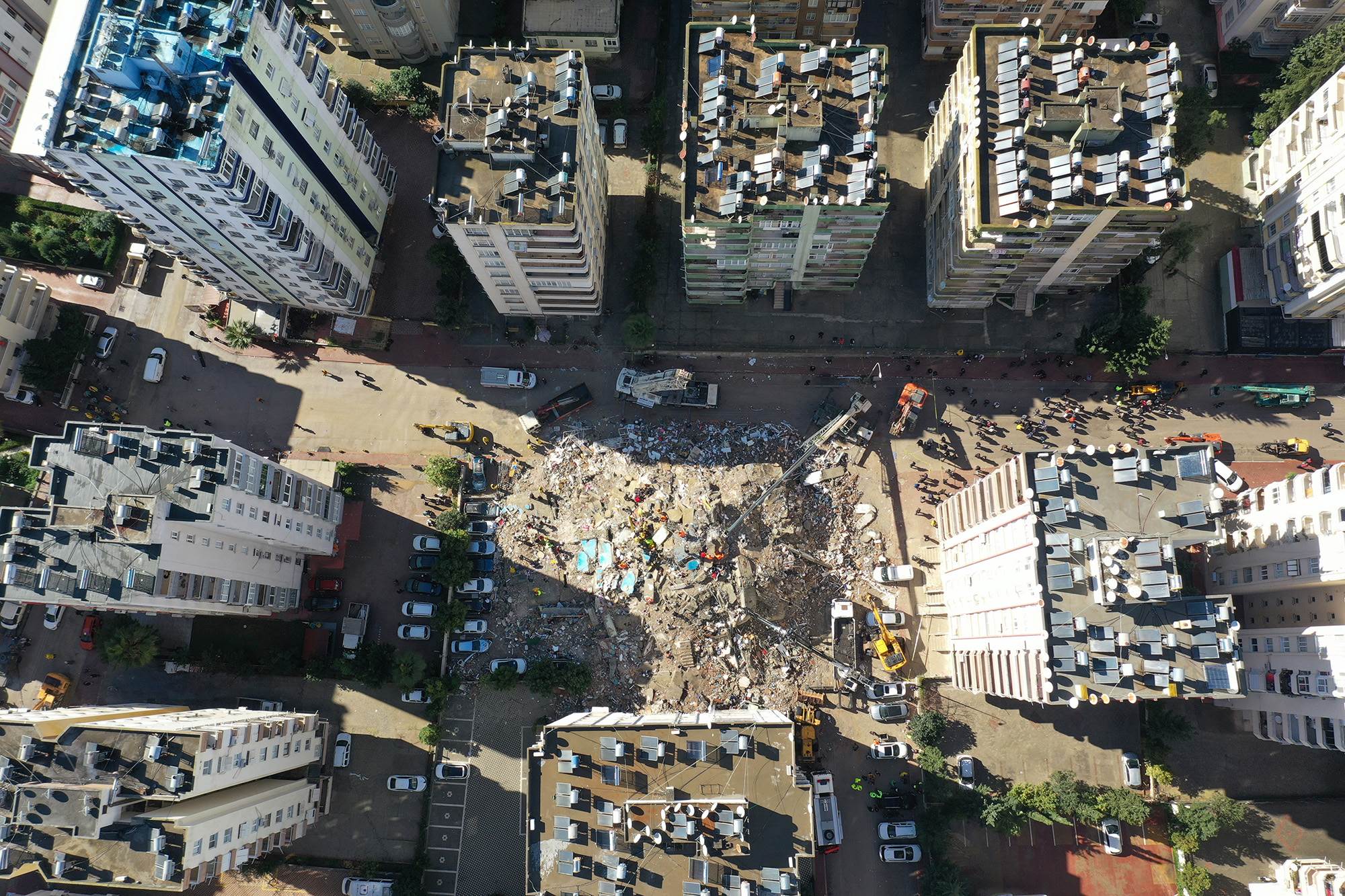 منظر جوي لمبنى منهار من 14 طابقا بعد الزلزال الضخم الذي ضرب منطقة بازارجيك في أضنة التركية 