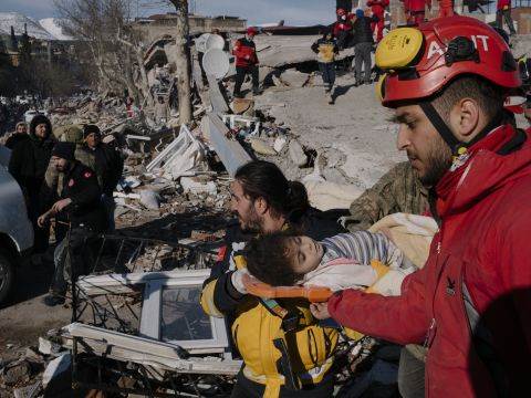 عمال الإنقاذ يحملون فاكيت أموري، فتاة تبلغ من العمر 3 سنوات وجدت حية تحت أنقاض مبنى منهار، في كهرمان مرعش، تركيا.