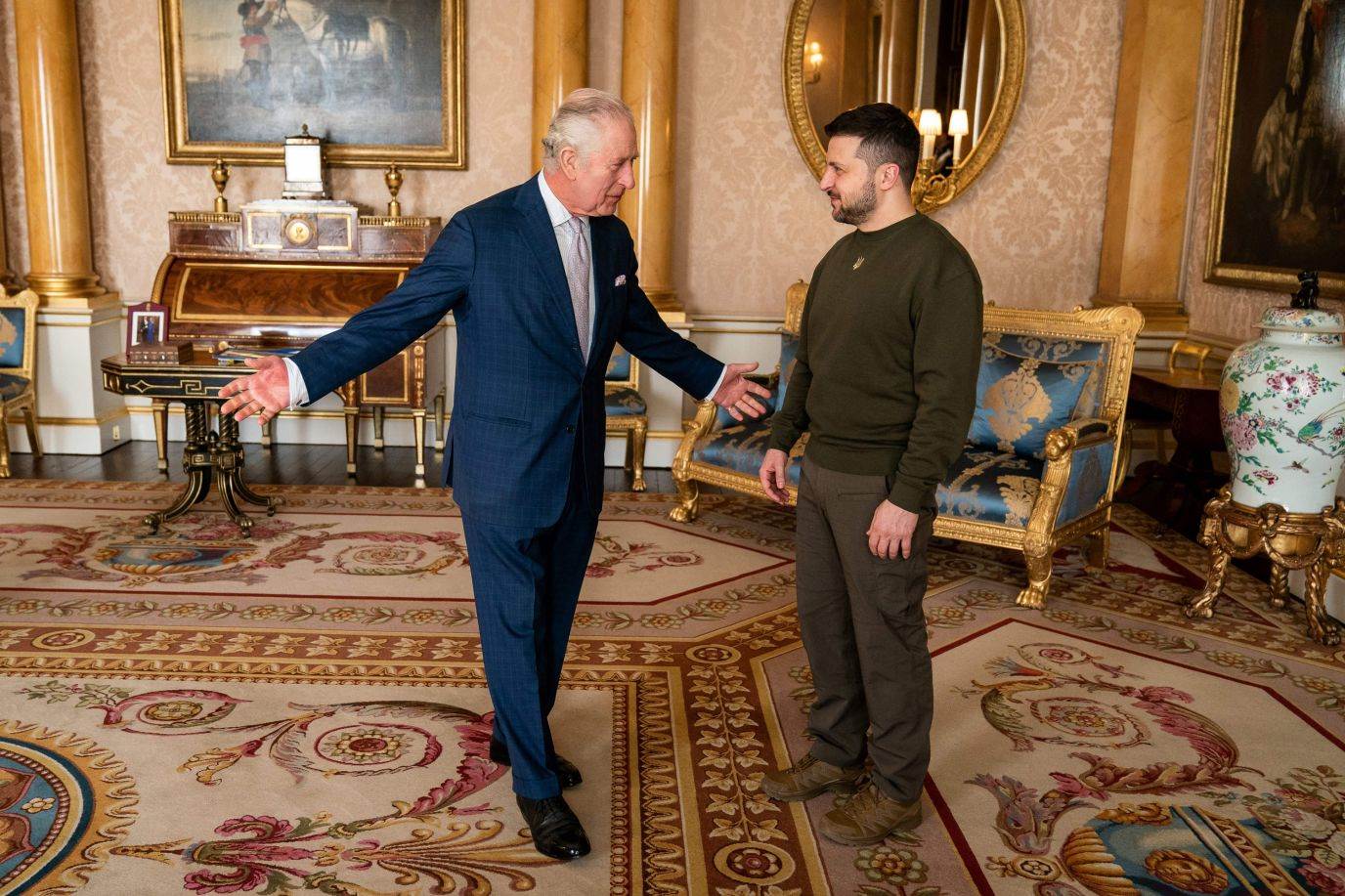 ملك بريطانيا تشارلز الثالث، إلى اليسار، يرحب بالرئيس الأوكراني فولوديمير زيلينسكي في قصر باكنغهام بلندن يوم الأربعاء ، 8 فبراير. 