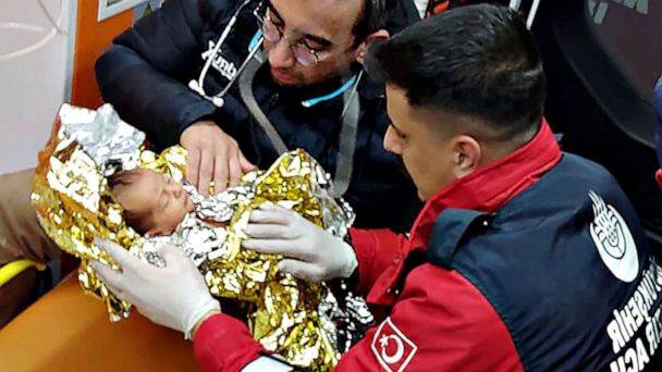 ياجيز أولاس، الطفل البالغ من العمر عشرة أيام، يفحص من قبل المسعفين في هاتاي بتركيا، بعد أن تم إنقاذه من تحت الأنقاض بعد 90 ساعة من الزلازل التي بلغت قوتها 7.7 و 7.6 درجة في أجزاء من تركيا وسوريا. كما تم إنقاذ والدة الطفل.