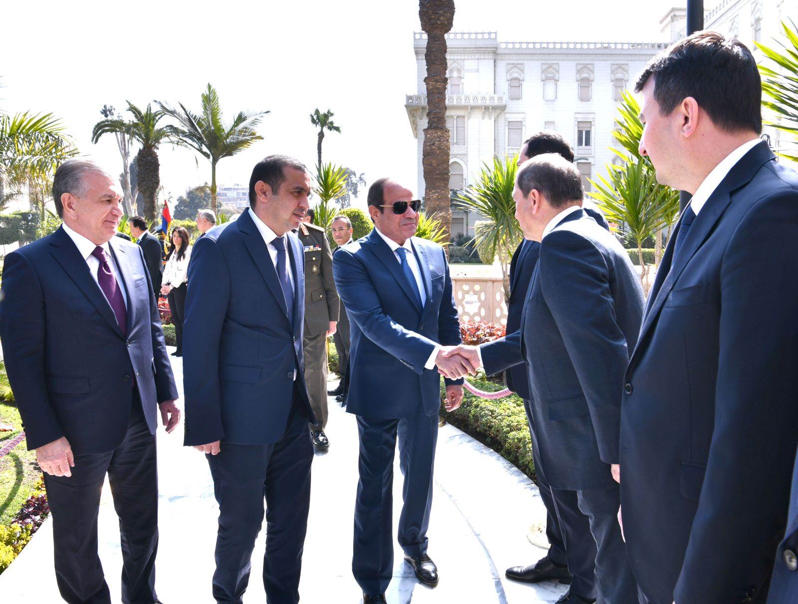  الرئيس عبدالفتاح السيسي، يصافح أأعضاء الوفد الاوزبكستاني بحضور رئيس أوزباكستان شوكت ميرضيائيف