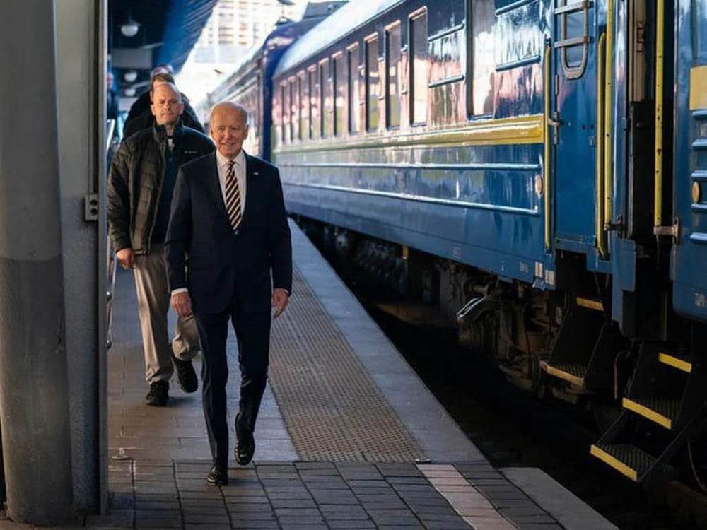  الرئيس جو بايدن وجاك سوليفان على رصيف محطة القطار في الطريق إلى كييف