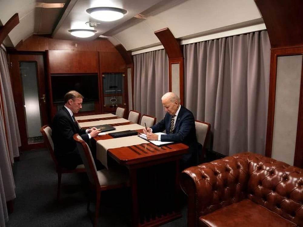الرئيس جو بايدن، وجاك سوليفان مستشار الأمن القومي الأمريكي يستقلان قطارًا في الطريق إلى العاصمة الأوكرانية كييف 