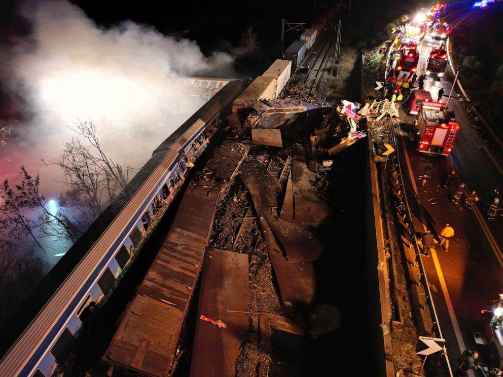 الدخان يتصاعد من القطارات بينما يعمل رجال الإطفاء و الإنقاذ على انتشال الضحايا بعد اصطدام بالقرب من مدينة لاريسا، اليونانية