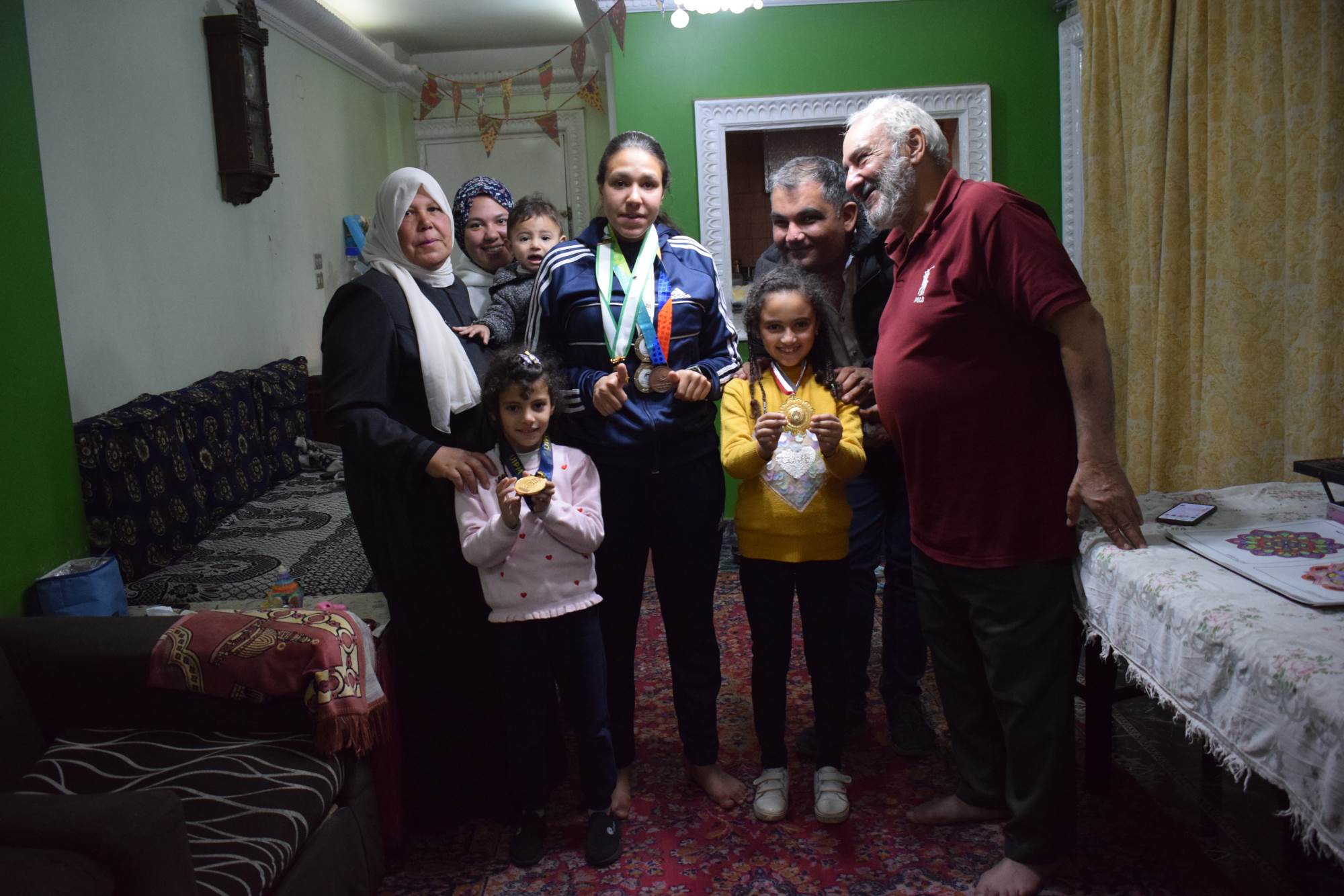فاطمة الصاوي بطلة السباحة لذوي الهمم  مع عائلتها ومحرر بوابة روزاليوسف 