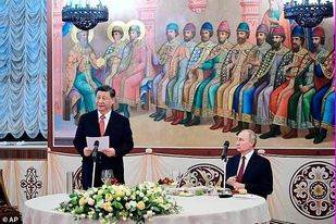 الرئيس الصيني شي جين بينغ ، إلى اليسار، يلقي خطابه بينما يستمع الرئيس الروسي فلاديمير بوتين إليه خلال عشاءهما في قصر الأوجه في موسكو الكرملين، روسيا 