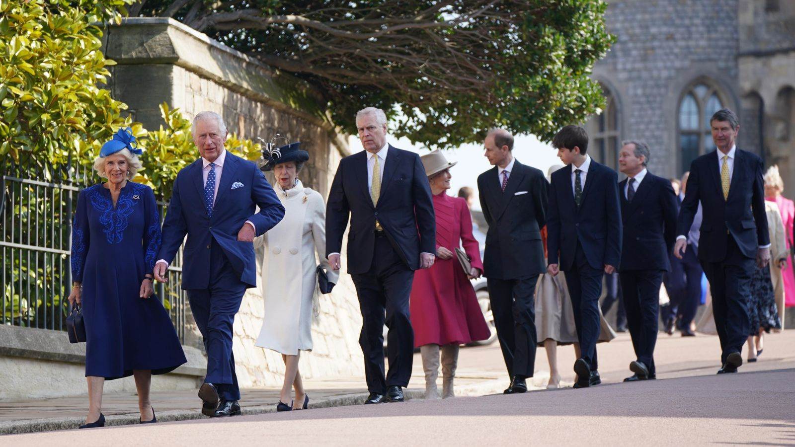   الملك تشارلز الثالث وقرينته الملكة يتقدمان أفراد العائلة المالكة