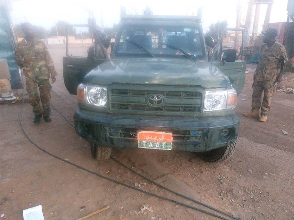 عناصر الجيش السوداني تفحص مركبة تابعة للدعم السريع