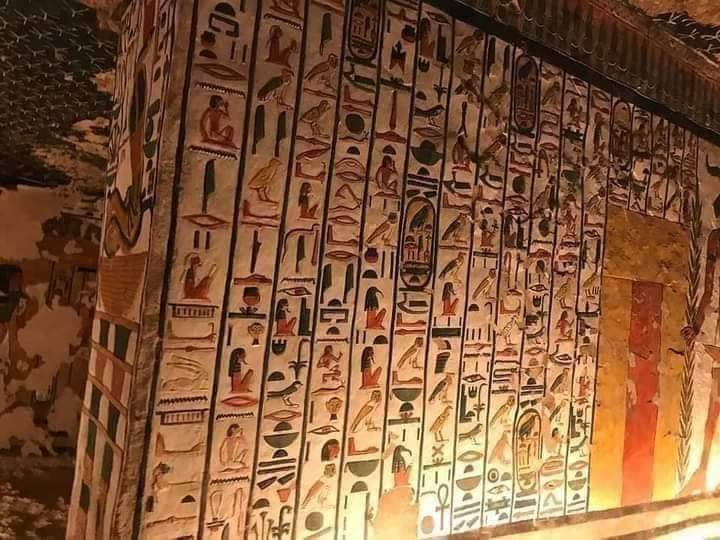 صورة توضح بعض نقوش المقبرة