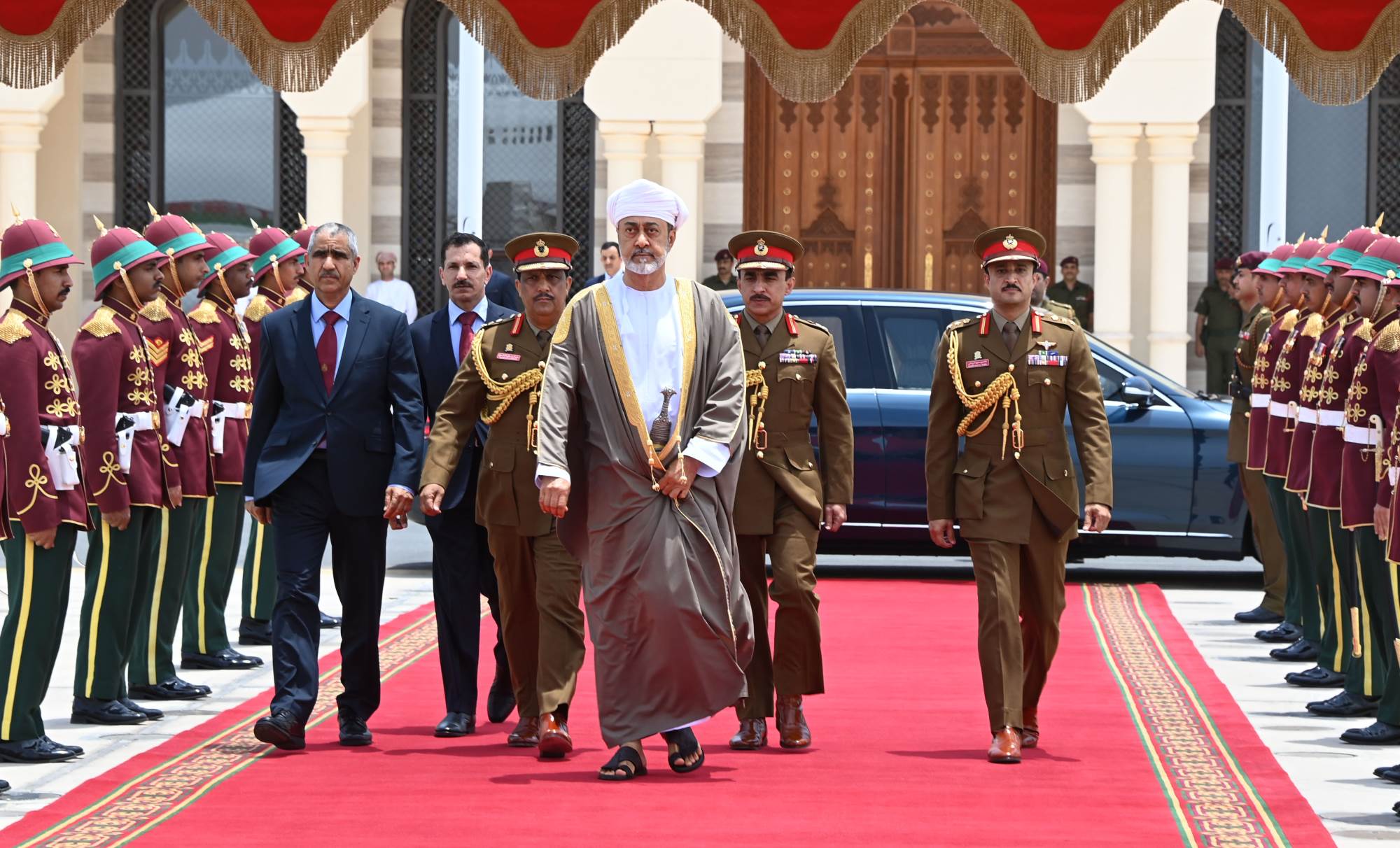 السلطان هيثم بن طارق يتوجه إلى مصر