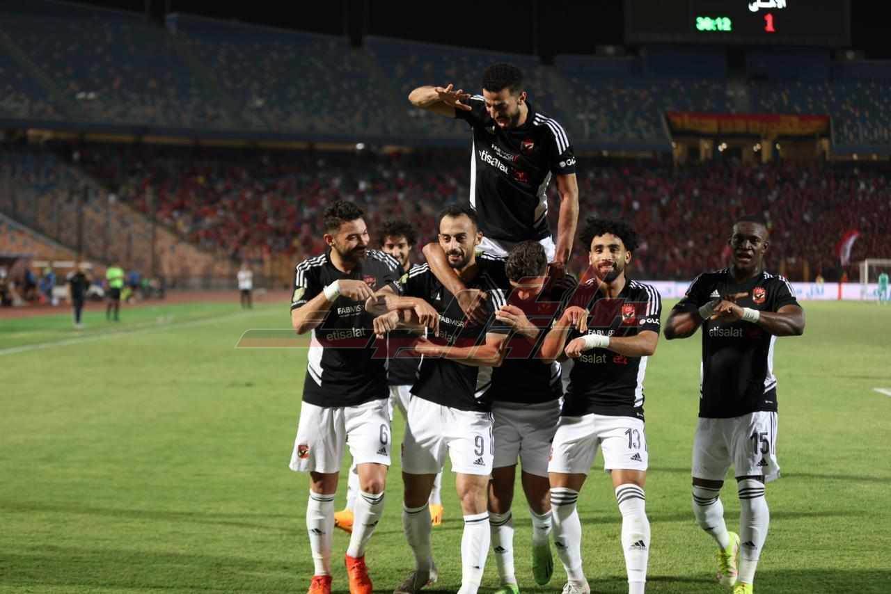 احتفال لاعبي الاهلي بهدف عبد القادر