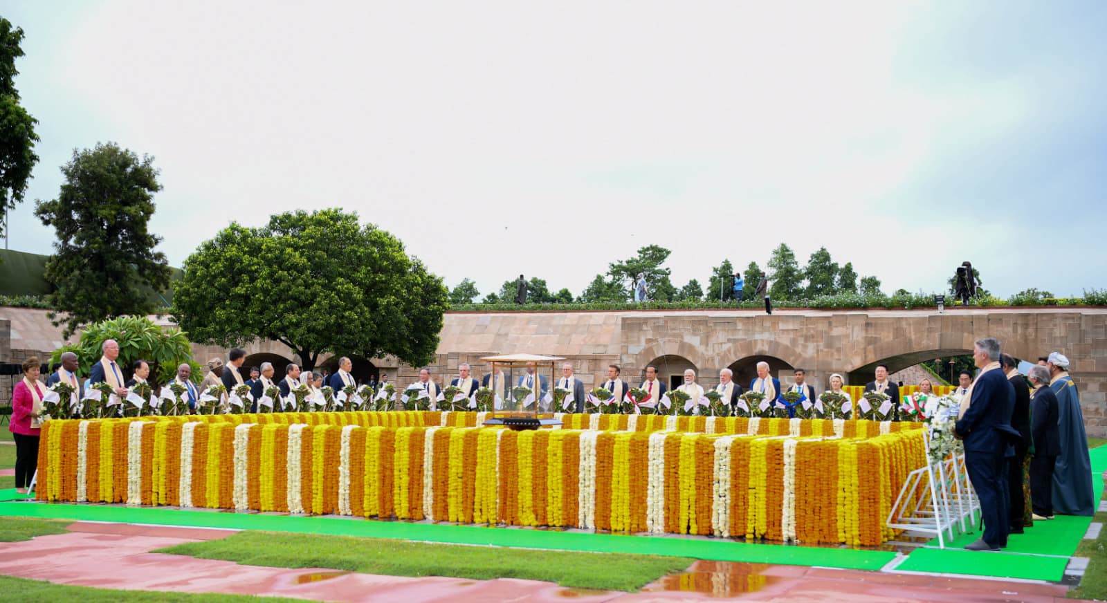 صورة جماعية لقادة العالم أمام ضريح غاندي