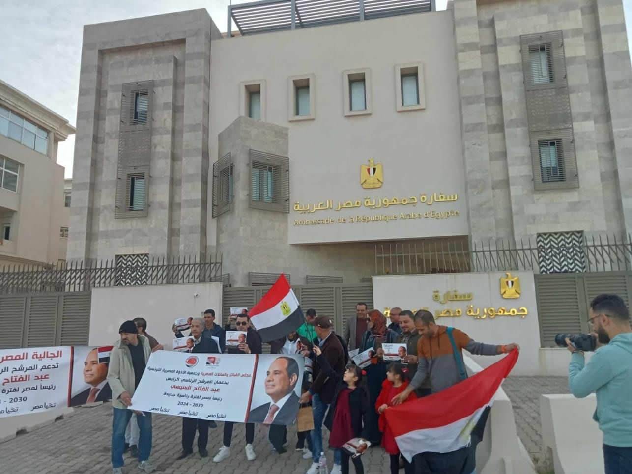 استمرار حشود الناخبين المصريين علي مقار اللجان الانتخابية في الخارج7