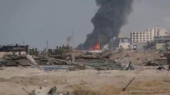 تصاعد النيران والدخان من المنازل المحترقة في غزة