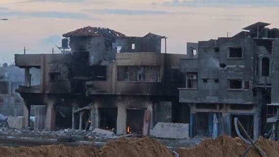 منزل فلسطيني يحترق في غزة