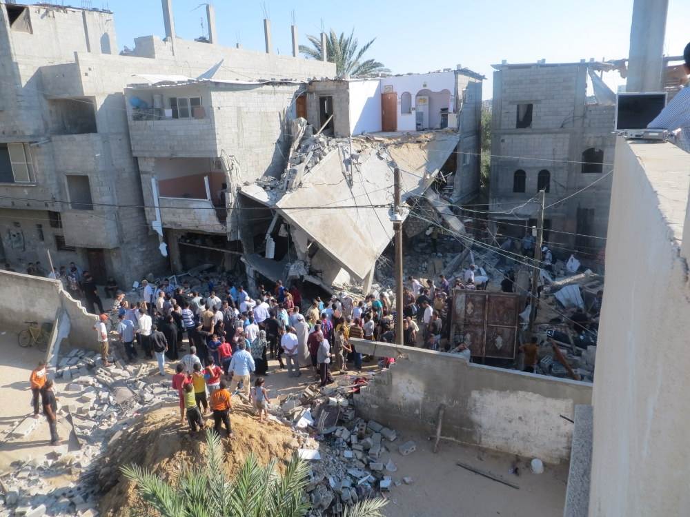 مبني مُدمر بسبب القصف الإسرائيلي في خان يونس