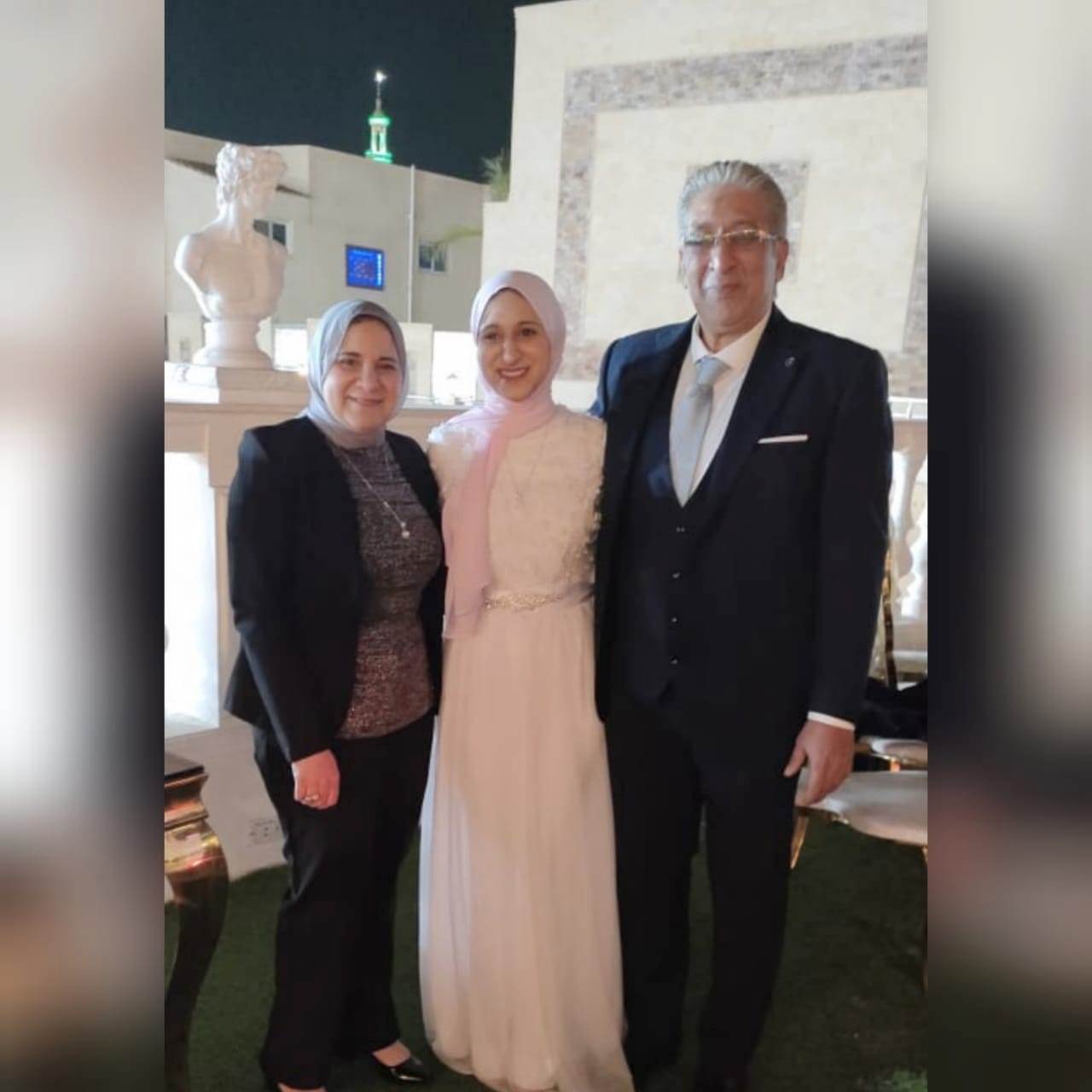 ليلى محمد صالح مع والدها ووالدتها