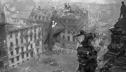 رفع العلم السوفيتي فوق البرلمان الألماني