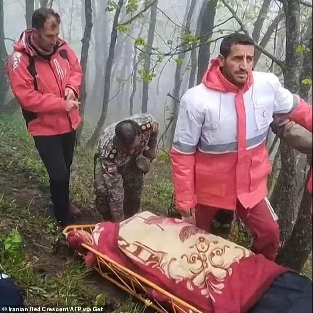 انتشال جثة أحد ضحايا تحطم طائرة الرئيس الإيراني