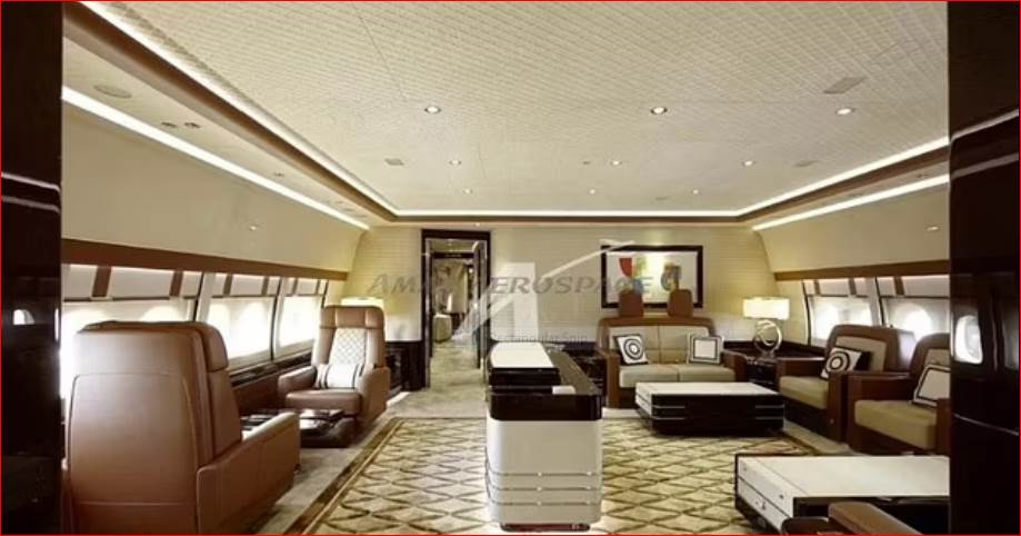 القاعة الخاصة (الموضحة في الصورة) على نفس سقف غرفة النوم الرئيسية وغرفة الضيوف في 747