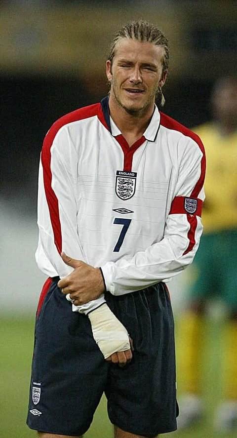 تعرض قائد منتخب إنجلترا السابق ديفيد لكسر في معصمه في مايو 2003 خلال مباراة ودية بين إنجلترا وجنوب أفريقيا في ديربان (في الصورة)