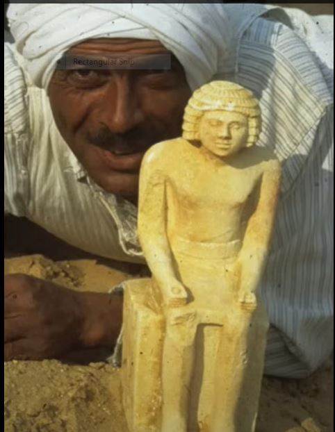 كما اكتشف فريق حواس أيضًا مقابر جنوب الهرم، وهي أماكن الراحة الأبدية للعمال المهرة، والتي تضم تماثيل لعمال يقطعون الحجارة.