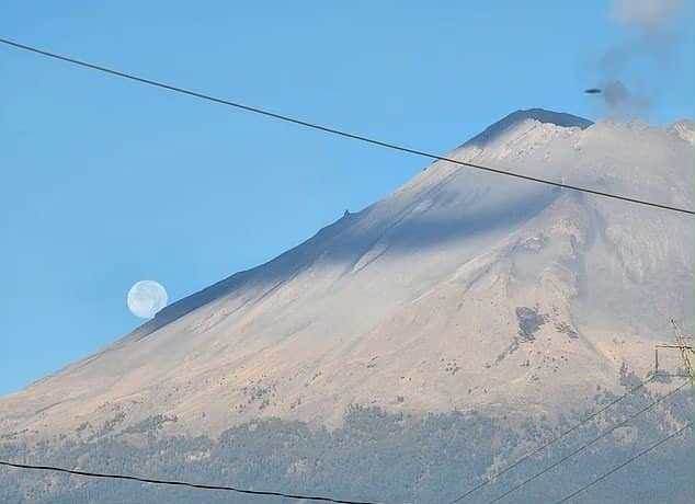 التقط لويس جويرا، أحد سكان مدينة أتليكسكو بوسط المكسيك، هذه الصورة لجسم غامض طائر فوق بركان بوبكاتيبيتل في عام 2023