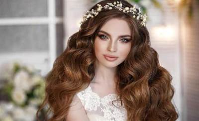 الرموش الكثيفة والألوان الدافئة موضة مكياج عرائس شتاء 2020