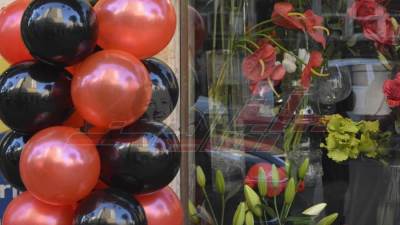 "عيد الحب" يزين شوارع القاهرة بـ"الأحمر"