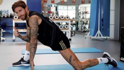 بعد العزل الإجباري..كيف يقضي نجوم الكرة أوقاتهم في المنزل؟