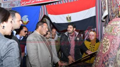 محافظ البحيرة يتفقد مشروع المرأة المُعيلة لصناعة السجاد اليدوي