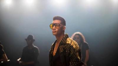 محمد رمضان يحتفل بعيد الأم تحت قدم والدته