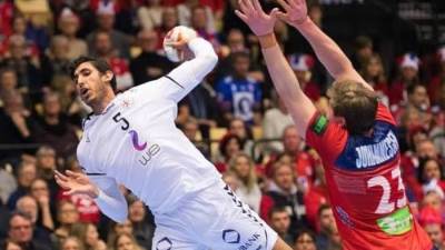 نجم فراعنة اليد بالمجر يطلب العودة.. والسفارة تتحرك