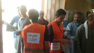 "المصريين الأحرار" بأسيوط يوزع كمامات وكحول على الطلاب والمدرسين خلال تسليم الأبحاث