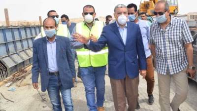 محافظ المنيا يتابع تنفيذ محور سمالـوط الحر 