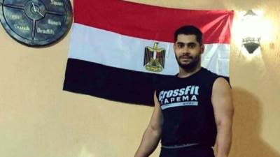 "محمد إيهاب" يحفز نفسه بعلم مصر ويواصل التدريبات في العيد