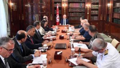 الرئيس التونسي: هناك من يريد الزج بالجيش في العملية السياسية لتفجير الأوضاع في البلاد