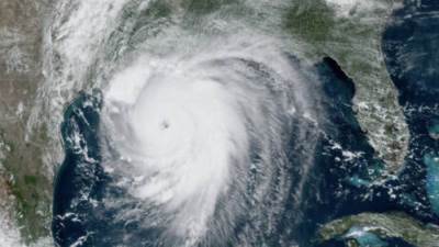 إعصار "لورا" يشتد قوة مهددًا السواحل الأمريكية