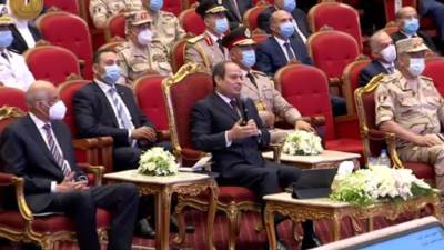 الرئيس السيسي يشاهد فيلما تسجيليا عن "مصر الماضي والمستقبل"