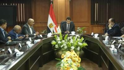 وزير الرياضة يتابع مع اللجنة المنظمة تجهيزات استضافة منتخبات مونديال اليد