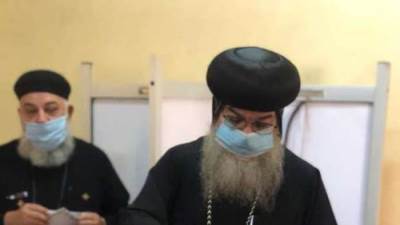 أسقف المنيا بعد إدلائه بصوته: نقف على مسافة متساوية من جميع المرشحين