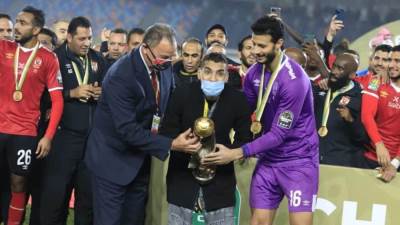 الأهلي لمؤمن زكريا "التتويج اكتمل بوجودك"