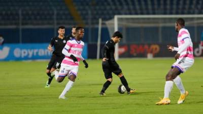 بيراميدز يتقدم على راسينج كلوب في الشوط الأول