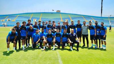 بيراميدز يحتفل بعيد ميلاد صابر عامل المهمات