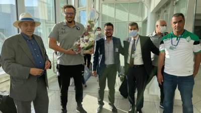 صور.. الرجاء المغربي يستقبل بعثة بيراميدز بالورود في كازبلانكا