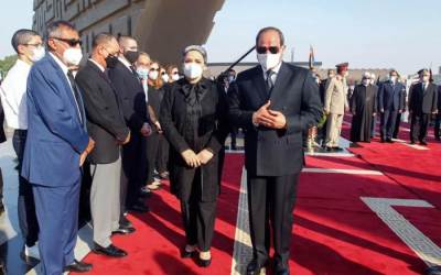 بوابة روز اليوسف | الرئيس السيسي يتقدم الجنازة العسكرية لتشييع جثمان السيدة جيهان  السادات